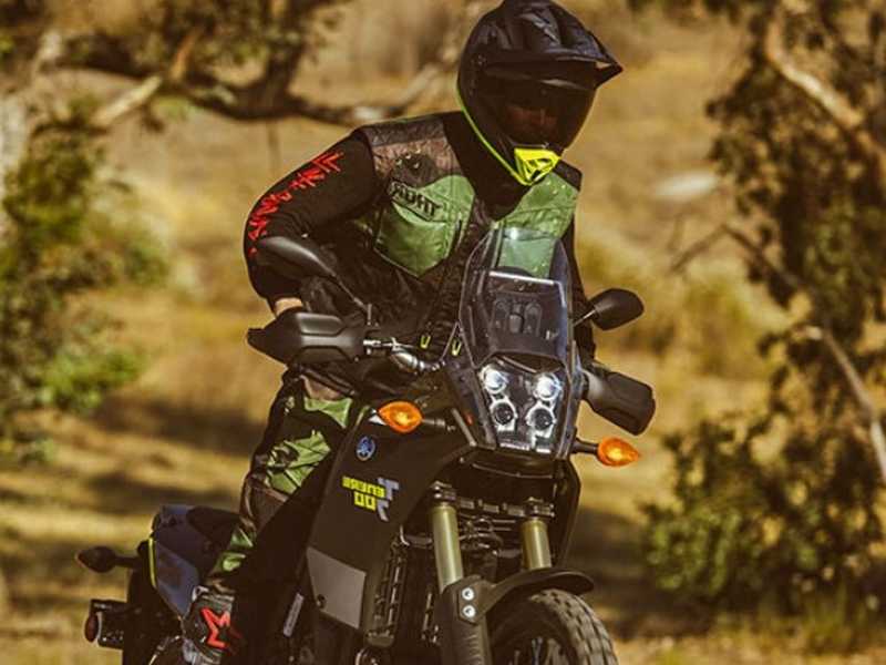 Enduro-Helme im unwegsamen Gelände